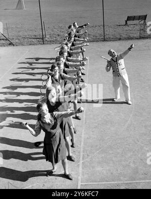 École Tudor Hall, Chislehurst. M. Herbert Pervin entraîneur de tennis avec des élèves. 24 février 1939 © TopFoto Banque D'Images