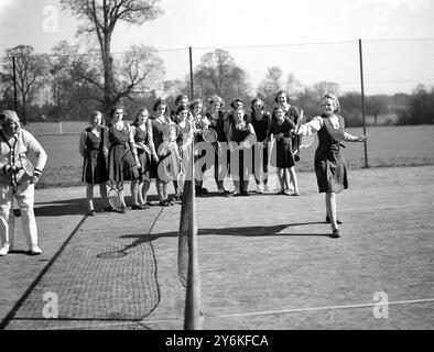 École Tudor Hall, Chislehurst. M. Herbert Pervin entraîneur de tennis avec des élèves. 24 février 1939 © TopFoto Banque D'Images