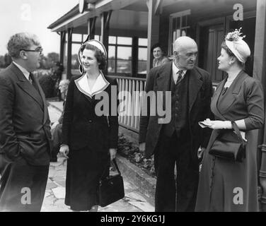 Juillet 1951 rassemblement conservateur , Dartford - Dr C Hill , Mlle Margaret Thatcher (née Roberts) , M. Smithers et Pat Hornsby-Smith Banque D'Images