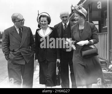 Juillet 1951 rassemblement conservateur , Dartford - Dr C Hill , Mlle Margaret Thatcher (née Roberts) , M. Smithers et Pat Hornsby-Smith Banque D'Images