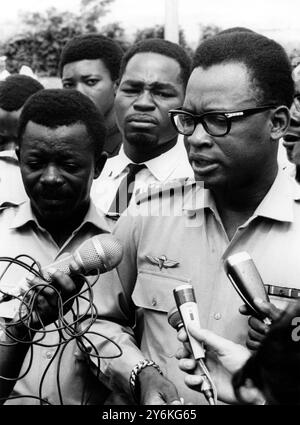 Leopoldville, Congo : le chef de l'armée congolaise , le lieutenant-général Joseph Mobutu ( à droite ) , 35 ans, donne une conférence de presse ici le 25 novembre après son coup d'État destituant le président Kasavubu et s'installant comme président pour les cinq prochaines années. À gauche se trouve le colonel Leonard Mulamba, qui a été désigné premier Ministre et qui a été invité par Mobutu à former un ' gouvernement d'Union nationale ' le 28 novembre 1965 Banque D'Images