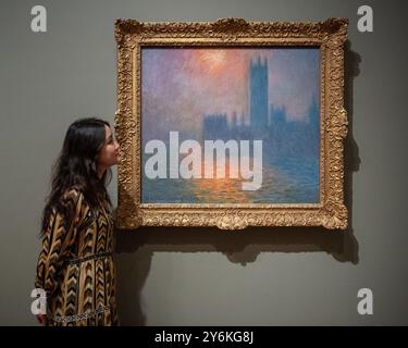 Londres, Angleterre, Royaume-Uni. 26 septembre 2024. Une femme regarde un tableau de Claude Monet lors de l'avant-première de l'exposition mettant en vedette les peintures impressionnistes de Londres de l'artiste à la Courtauld Gallery à Londres. (Crédit image : © Thomas Krych/ZUMA Press Wire) USAGE ÉDITORIAL SEULEMENT! Non destiné à UN USAGE commercial ! Banque D'Images