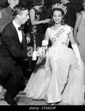 Londres : 'Miss monde, 1963' Carole Joan Crawford, 20 ans, de Kingston, Jamaïque, danse la tournure avec un homme non identifié lors du bal de célébration Miss monde de la victoire hier soir au Café de Paris, Londres. Miss Jamaica, qui avait les cheveux dorés et une figurine 34-22-34, a remporté la couronne convoitée lors de la finale hier soir au Lyceum Ballroom de Londres. avec le titre va £2 500 et un test d'écran. 7 novembre 1963 Banque D'Images