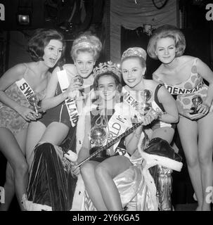 Londres : portant sa couronne, la gagnante de ce soir du concours 'Miss monde', 1963, 'Miss Jamaïque', Carole Joan Crawford (20 ans) est photographiée au centre avec les finalistes après son 'couronnement' dans la salle de bal du Lyceum de Londres ce soir. De gauche à droite, les lovelies sont : 'Miss Suède' cinquième avec Grete Qviberg ; 'Miss Finlande', troisième avec Marja-Liisa Stahlberg (19) ; 'Miss monde' ; deuxième avec 'Miss Nouvelle-Zélande Elaine Miscall 919) et quatrième avec 'Miss Danemark, vingt ans Aino Korva. 7 novembre 1963 Banque D'Images