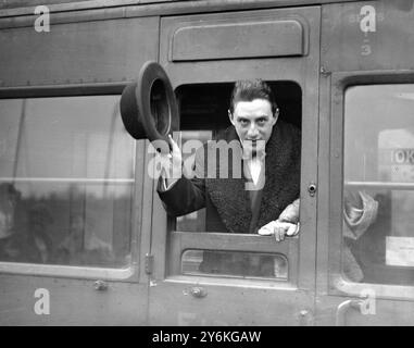 À Waterloo Station départ pour diriger le New York Philharmonic Symphony Orchestra. Sir John Giovanni Battista Barbirolli, CH (2 décembre 1899 - 29 juillet 1970), est un chef d'orchestre et violoncelliste britannique. 21 octobre 1936 © TopFoto Banque D'Images