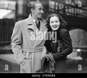 À Waterloo Station à son retour de Johannesburgh. Mr Teddy Joyce, le leader du groupe de danse, rencontré par Miss Chili Bouchier, la star de cinéma. Ils sont réputés être engagés. 10 novembre 1936 © TopFoto Banque D'Images