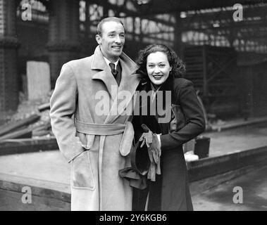 À Waterloo Station à son retour de Johannesburgh. Mr Teddy Joyce, le leader du groupe de danse, rencontré par Miss Chili Bouchier, la star de cinéma. Ils sont réputés être engagés. 10 novembre 1936 © TopFoto Banque D'Images