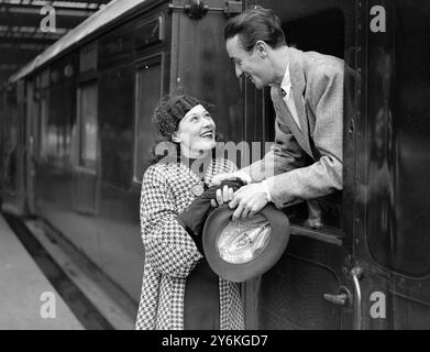 A Waterloo Station - Miss Chili Bouchier, la star de cinéma anglaise, fait ses adieux à Teddy Joyce, le chef d'orchestre, à l'occasion du départ de ce dernier pour l'exposition Empire à Johannes-burg 21 août 1936 © TopFoto Banque D'Images