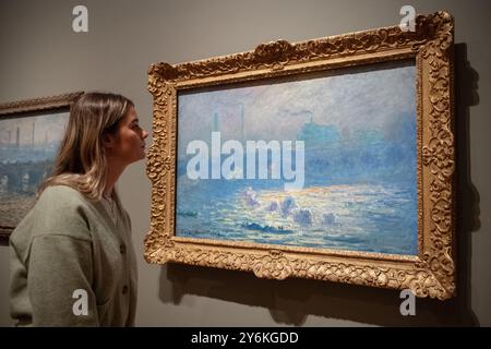 Londres, Angleterre, Royaume-Uni. 26 septembre 2024. Une femme regarde un tableau de Claude Monet lors de l'avant-première de l'exposition mettant en vedette les peintures impressionnistes de Londres de l'artiste à la Courtauld Gallery à Londres. (Crédit image : © Thomas Krych/ZUMA Press Wire) USAGE ÉDITORIAL SEULEMENT! Non destiné à UN USAGE commercial ! Banque D'Images