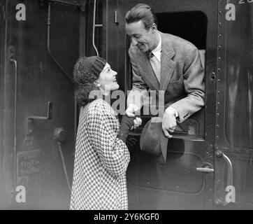 A Waterloo Station - Miss Chili Bouchier, la star de cinéma anglaise, fait ses adieux à Teddy Joyce, le chef d'orchestre, à l'occasion du départ de ce dernier pour l'exposition Empire à Johannes-burg 21 août 1936 © TopFoto Banque D'Images