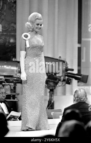 Londres : Miss monde de cette année est Miss Royaume-Uni, 21 ans Miss Lesley Langley photographiée lors de la parade des robes lors de la finale du concours Miss monde de beauté Last Nights à Londres. 21 ans Lesley un mannequin, a remporté la couronne convoitée pour devenir la deuxième Miss Royaume-Uni à remporter le titre deux ans de suite. Miss U.S.A. s'est classée deuxième et Miss Irlande troisième. 20 novembre 1965 Banque D'Images