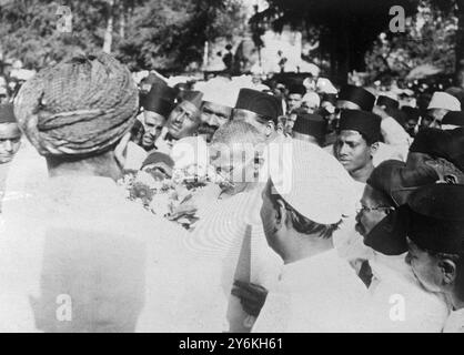 Mohandas Karamchand Gandhi a photographié s'adressant à une réunion lors de la Marche du sel - 10 avril 1930, Un leader politique et spirituel majeur de l'Inde et du mouvement indépendantiste indien. Il a été le pionnier de la résistance de Satyagraha à la tyrannie par la désobéissance civile de masse, fermement fondée sur l'ahimsa ou la non-violence totale qui a conduit l'Inde à l'indépendance et inspiré des mouvements pour les droits civils et la liberté à travers le monde. Gandhi est communément connu en Inde et dans le monde entier sous le nom de Mahatma Gandhi crédit : TopFoto.co.uk Banque D'Images