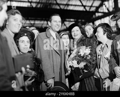 À Waterloo Station - Ben Lyon (6 février 1901 - 22 mars 1979) est un acteur américain, directeur du studio 20th Century Fox et Bebe Daniels (14 janvier 1901 - 16 mars 1971) est une actrice américaine. Elle a commencé à Hollywood à l'époque du cinéma muet et a plus tard gagné en renommée à la radio et à la télévision en Angleterre. 7 août 1939 © TopFoto Banque D'Images