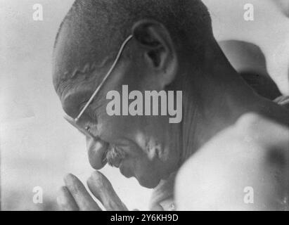 Mohandas Karamchand Gandhi photographié dans la prière - avril 1931 Un leader politique et spirituel majeur de l'Inde et du mouvement indépendantiste indien. Il a été le pionnier de la résistance de Satyagraha à la tyrannie par la désobéissance civile de masse, fermement fondée sur l'ahimsa ou la non-violence totale qui a conduit l'Inde à l'indépendance et inspiré des mouvements pour les droits civils et la liberté à travers le monde. Gandhi est communément connu en Inde et dans le monde entier sous le nom de Mahatma Gandhi crédit : TopFoto.co.uk Banque D'Images