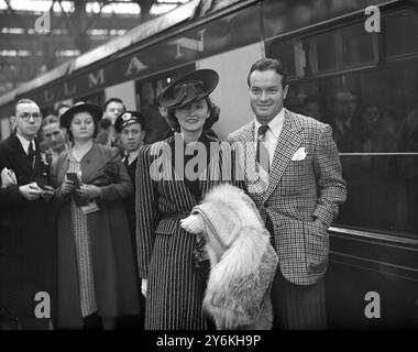 À Waterloo Station Bob Hope KBE (29 mai 1903 - 27 juillet 2003) était un artiste d'origine anglaise qui est apparu dans le vaudeville, à Broadway, à la radio, à la télévision, au cinéma, et lors de nombreuses tournées USO pour le personnel militaire américain et sa femme Dolores Hope (née le 27 mai 1909) est une chanteuse, philanthrope. 7 août 1939 © TopFoto Banque D'Images