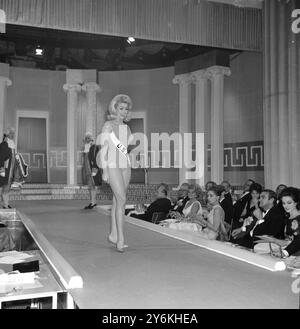 Londres : Dianne Lyn Batts, dix-neuf ans, Miss U.S.A., photographiée lors du défilé de maillots de bain dans la finale de Miss World Competition ici ce soir. Miss U.K. Lesley Langley a remporté le titre et Miss U.S.A. est arrivée deuxième. 19 novembre 1965 Banque D'Images