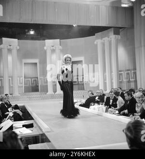 Londres : Dianne Lyn Batts, dix-neuf ans, Miss U.S.A., photographiée dans la robe du soir pendant le défilé de robe de finale de Miss World Competition ici ce soir. Miss Royaume-Uni Lesley Langley a remporté le titre. 19 novembre 1965 Banque D'Images