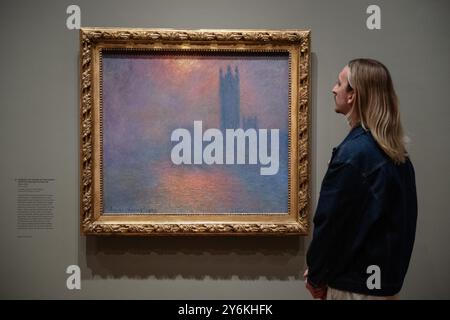 Londres, Angleterre, Royaume-Uni. 26 septembre 2024. Un homme regarde un tableau de Claude Monet lors de l'avant-première de l'exposition présentant les peintures impressionnistes de Londres de l'artiste à la Courtauld Gallery à Londres. (Crédit image : © Thomas Krych/ZUMA Press Wire) USAGE ÉDITORIAL SEULEMENT! Non destiné à UN USAGE commercial ! Banque D'Images