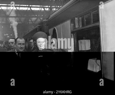 À la gare de Waterloo : Miss Anna Neagle (née Florence Marjorie Robertson à Forest Gate, Londres - actrice et chanteuse anglaise populaire) et Mr Herbert Wilcox (Herbert Sydney Wilcox (19 avril 1892, - 15 mai 1977) un producteur et réalisateur britannique. Il est né à Cork, en Irlande, mais est allé à l'école à Brighton - 19 novembre 1937. © TopFoto Banque D'Images