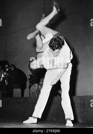 Fans de jazz à Munich en Allemagne, regardant des danseurs Be-Bop français et allemands se produire. Tie danse est originaire de Harlem, U.S.A. et se compose de rythme chaud et de corps tourbillonnants. Gilbert Merry, champion du monde de Be-Bop, et sa partenaire Denise Chevallier du Club Be-Bop d'Eieux-Colombiers. Novembre 1954 Banque D'Images