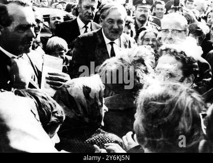 Le ministre britannique de l'intérieur , M. James Callaghan (au centre) , passe devant les barricades de rue dans le quartier de Falls Road lors d'une visite des scènes des récentes émeutes dans la ville. 17 août 1969 Banque D'Images