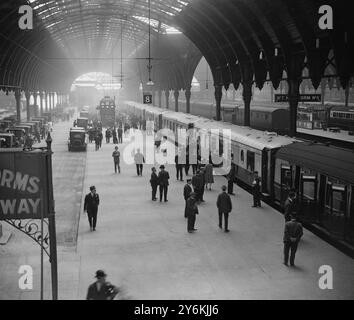 A Paddington. Vue générale de la gare de Paddington, montrant les premières voitures Pullman utilisées sur le système. 4 novembre 1929 © TopFoto Banque D'Images