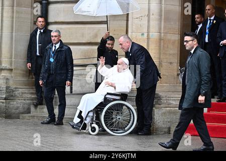 Ville de Luxembourg, Luxembourg. 26 septembre 2024. Le pape François salue les citoyens lors d’une visite papale à Luxembourg, Grand-Duché de Luxembourg, jeudi 26 septembre 2024. Chef de l’Église catholique le pape François, né Jorge Mario Bergoglio, est en visite au Luxembourg et se rendra ce soir en Belgique. BELGA PHOTO ERIC LALMAND crédit : Belga News Agency/Alamy Live News Banque D'Images