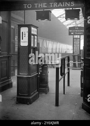 1et un distributeur de billets 1/2d installé à Earl's court Station, qui est connecté électriquement au passimètre. Un passager insère son argent dans la machine et obtient un billet daté et annulé, dont l'émission déverrouille automatiquement le passimètre afin qu'il puisse passer jusqu'au 27 janvier 1923 Banque D'Images