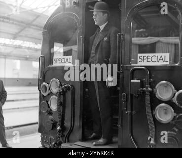 L'ouverture du Nouveau tube Morden. Lieutenant-colonel J.T.C. Moore-Bhabazon, M.C., député, qui a piloté le premier train. Morden station est une station de métro londonienne située à Morden dans le quartier londonien de Merton. La station est le terminus sud de la Northern Line, la station la plus au sud du métro et de la Travelcard zone 4. La prochaine station au nord est South Wimbledon. La gare est située sur London Road (A24). La gare de Morden est entrée en service le 13 septembre 1926 avec l'ouverture de la nouvelle extension du City & South London Railway depuis Clapham Common. Banque D'Images