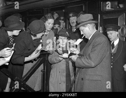 Vu à Waterloo Station départ pour son retour aux USA. Le 8 décembre 1937. M. Lionel Barrymore, la célèbre star de cinéma, fait partie des passagers qui devraient quitter Southampton à bord du paquebot Cunard White Star, « Queen Mary », pour New York. © TopFoto Banque D'Images