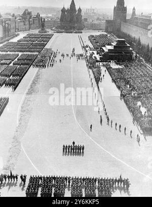 Le maréchal Voroshiloff, commissaire de guerre soviétique, a prêté serment à des milliers de recrues de l'Armée rouge lors des célébrations du 1er mai sur la place Rouge de Moscou. Lord Marley était parmi les étrangers distingués qui ont regardé les célébrations, qui cette année ont eu une note encore plus légère que d'habitude en réponse à l'ordre de Staline que «la vie est maintenant plus gaie et meilleure». 5 mai 1936 Banque D'Images