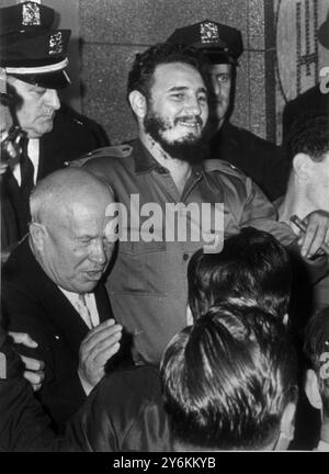 Les dirigeants communistes sont tous souriants - New York - 21 septembre 1960 le premier ministre soviétique Nikita Khrouchtchev et le premier ministre cubain Fidel Castro se rencontrent pour la première fois devant l'hôtel Theresa à Harlem où Castro réside avant d'assister au discours d'ouverture de l'Assemblée générale des Nations Unies à New York crédit : TopFoto.co.uk Banque D'Images