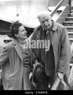 M. Ralph Vaughan Williams (84 ans) et sa femme embarquent sur un paquebot Swissair à l'aéroport de Londres pour un séjour de trois semaines en Autriche - le 5 juin 1957. Ralph Vaughan Williams, OM (12 octobre 1872 - 26 août 1958) est un compositeur anglais influent de symphonies, de musique de chambre, d'opéra, de musique chorale et de partitions de films. Il était également un important collectionneur de musique et de chansons folkloriques anglaises. Sir John Giovanni Battista Barbirolli, CH (2 décembre 1899 - 29 juillet 1970), est un chef d'orchestre et violoncelliste britannique. Banque D'Images