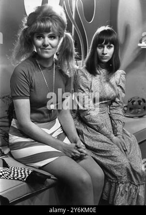 Lynn Redgrave (à gauche) et Rita Tushingham (à droite) - actrices pendant une pause dans leur dernier film Smashing Time - 18 avril 1967. Banque D'Images