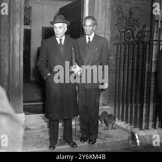 La séance d'ouverture de la Conférence des premiers ministres du Commonwealth s'est tenue ce matin dans la salle du Cabinet du 10 Downing Street. Pandit Nehru (portant un chapeau) premier ministre de l'Inde, photographié à son arrivée au n ° 10 avec Krishna Menon, haut-commissaire pour l'Inde à Londres. 4 janvier 1951 Banque D'Images