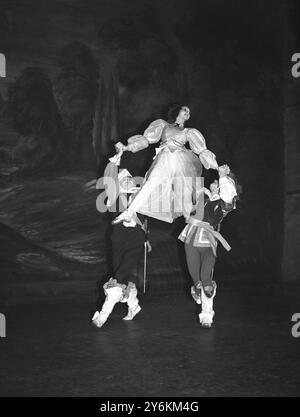 Beryl Grey soulevé par des partenaires de danse sur scène devant le paysage - Dame Beryl Elizabeth Grey, née Groom, DBE, DMus, DLitt, Ed. D, FRSA (née le 11 juin 1927 à Highgate) est une danseuse de ballet et ballerine britannique. ©TopFoto Banque D'Images