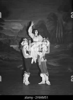 Beryl Grey soulevé par des partenaires de danse sur scène devant le paysage - Dame Beryl Elizabeth Grey, née Groom, DBE, DMus, DLitt, Ed. D, FRSA (née le 11 juin 1927 à Highgate) est une danseuse de ballet et ballerine britannique. ©TopFoto Banque D'Images