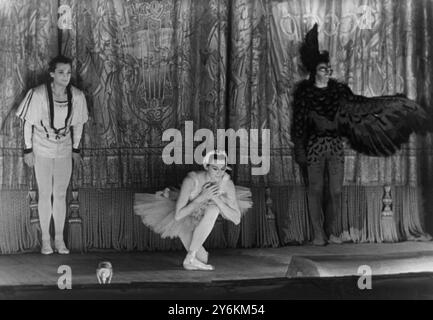 Bolshoi Ovation pour Beryl Grey le 20 décembre 1957- Dame Beryl Elizabeth Grey, née Groom, DBE, DMus, DLitt, Ed. D, FRSA (née le 11 juin 1927 à Highgate) est une danseuse de ballet et ballerine britannique. ©TopFoto Banque D'Images