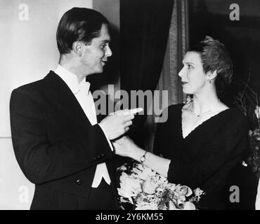 Beryl Grey discutant avec le pianiste canadien Malcolm Troup, 24 ans, lors d’une visite de Miss Grey pour s’adresser à la réception de la Société anglo-suédoise à Marylebone Road. 22 mars 1955 - Dame Beryl Elizabeth Grey, née Groom, DBE, DMus, DLitt, Ed. D, FRSA (née le 11 juin 1927 à Highgate) est une danseuse de ballet et ballerine britannique. ©TopFoto Banque D'Images