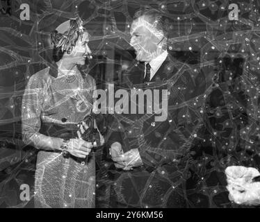 L'ambassadeur de Russie à Londres, M. Jacob Malik, a assisté cette année au déjeuner littéraire Foyles qui a été donné en son honneur. Ici vu parler à Beryl Grey - Dame Beryl Elizabeth Grey, née Groom, DBE, DMus, DLitt, Ed. D, FRSA (née le 11 juin 1927 à Highgate) est une danseuse de ballet et ballerine britannique. ©TopFoto Banque D'Images