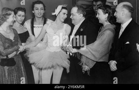 Beryl Grey félicitée après avoir fait sa première apparition au Bolchoï Theatre - 16 décembre 1957 - Dame Beryl Elizabeth Grey, née Groom, DBE, DMus, DLitt, Ed. D, FRSA (née le 11 juin 1927 à Highgate) est une danseuse de ballet et ballerine britannique. ©TopFoto Banque D'Images