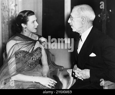 Beryl Grey discutant avec M.R. Philip Richardson lors d'une fête d'anniversaire à l'hôtel Savoy, Londres, pour célébrer son 80e anniversaire. Il est rédacteur en chef du Dancing Times. 21 mars 1955 - Dame Beryl Elizabeth Grey, née Groom, DBE, DMus, DLitt, Ed. D, FRSA (née le 11 juin 1927 à Highgate) est une danseuse de ballet et ballerine britannique. ©TopFoto Banque D'Images