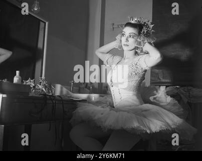 Margot Fonteyn preparing to dance the role of the Princess in her dressing room at the Covent Garden - 18 February 1946 - Dame Margot Fonteyn de Arias, DBE, (18 May 1919, Reigate, Surrey, United Kingdom - 21 February 1991, Panama City, Panama), the British prima ballerina assoluta. ©TopFoto Banque D'Images