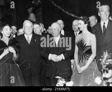 Dans les coulisses du Covent Garden Royal pera House (G-d) ballerine Dame Margot Fonteyn ; le premier ministre soviétique Nikolaï Bulgnain ; le premier secrétaire du Parti communiste Nikita Khrouchtchev ; la ballerine Beryl Grey et le premier ministre britannique Sir Anthony Eden. Les dirigeants soviétiques ont assisté à un gala spécial de ballet au théâtre - 26 avril 1956. ©TopFoto Banque D'Images