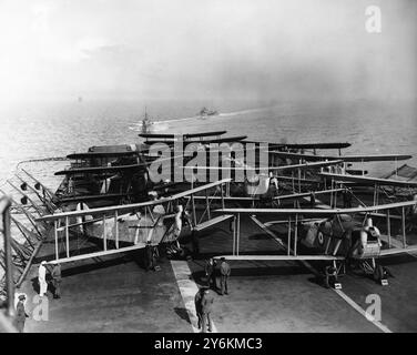 Torpille massée transportant des avions à bord du porte-avions HMS Courageous lors des exercices du 26 avril 1932 Banque D'Images