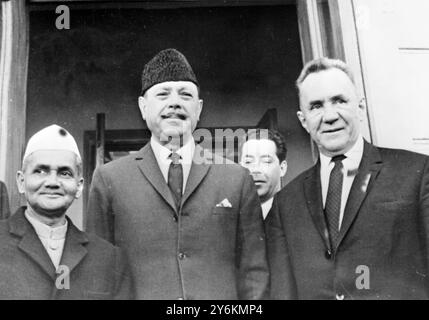 Tachkent, U.S.R. : rencontre avec leur hôte... Le premier ministre indien Lal Bahadur Shastri (à gauche) et le président pakistanais Ayub Khan avec le dirigeant russe Alexei Kosygin (à droite). Au moment même où il semblait que leur réunion pour tenter de régler le différend sur le Cachemire avait échoué, les dirigeants indiens et pakistanais signaient leur pacte de paix. M. Shastri est mort après avoir assisté à un banquet soviétique pour célébrer le succès de la réunion du Sommet. Le président Ayub et M. Kosygin ont aidé à transporter son cercueil jusqu'à l'avion dans lequel le premier ministre indien a été ramené chez lui pour les funérailles de demain. 11 janvier 1966 Banque D'Images