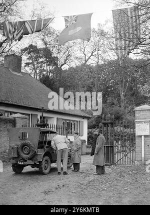 Mariage royal. S.A.R. la Princesse Elizabeth et le Duc d'Édimbourg. La princesse Elizabeth et son mari, le duc d'Édimbourg sont sortis conduire aujourd'hui dans la jeep du vicomte Mountbatten. Ils n'ont été vus ni par les citadins ni par les pressmen. Le duc d'Édimbourg conduisait et la princesse Elizabeth portait son chien corgi, ils ont roulé sur la route de Southampton. De Broadlands. Jeep arrivant à Broadlands. 22 novembre 1947 Banque D'Images