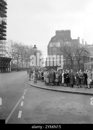 Mariage royal. S.A.R. la Princesse Elizabeth et le Duc d'Édimbourg. L'attraction principale à Londres ce week-end est l'abbaye de Westminster, où le mariage royal a eu lieu jeudi, les files d'attente allant de l'abbaye à mi-chemin au pont de Lambeth, attendues pour voir le registre du mariage et de déposer devant la tombe du guerrier inconnu à l'abbaye de Westminster où le bouquet de mariage princesse Elizabeth d'orchidées blanches a été placé à sa propre demande. 22 novembre 1947 Banque D'Images