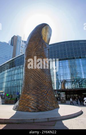 France, Paris-la Défense, 92, 'le pouce' de César, installé en 1994. Banque D'Images