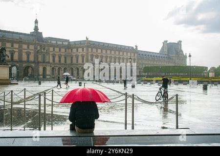 France, Paris, 75, 1er arrondissement, Cour Napoléon du Louvre sous la pluie. Banque D'Images